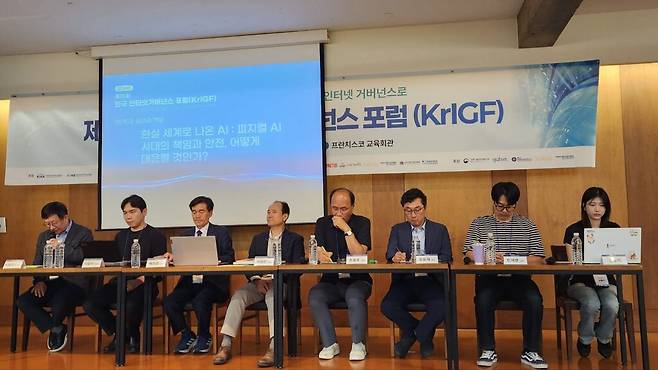 이날 세션의 첫 번째 쟁점은 ‘사고 책임’이었다. 피지컬 AI가 자율적으로 움직이다 사고를 냈을 때 제조사, 운영자, 사용자, 소프트웨어 개발자 가운데 누구에게 책임을 물을 수 있는지에 대한 문제다. (왼쪽부터) 이원태 국민대학교 교수, 이철우 문화법률사무소 변호사, 배정철 부산대학교 교수, 서영진 아이씨티넷 이사, 조용호 변혁법제정책연구소 정책 소장, 조윤재 신한대 교수, 민재명 한국열린사이버대학교 교수, 김솔리 서울여대 학생. (사진=테크42)