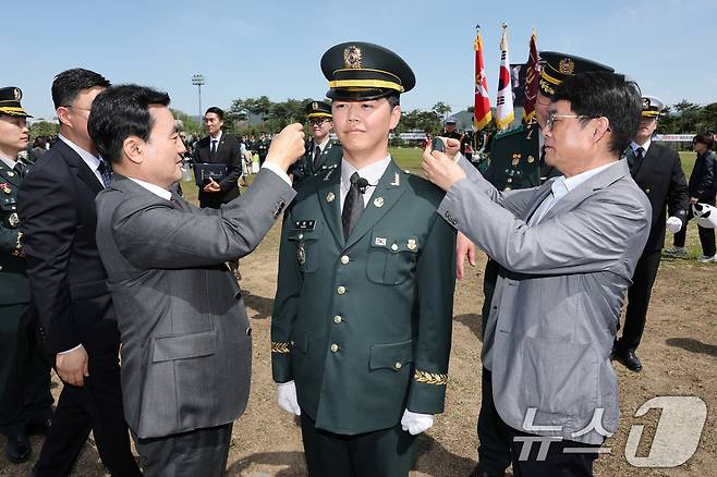 안규백 국방부 장관이 지난 4월 오후 충북 괴산 육군학생군사학교에서 열린 제56기 의무사관 및 제23기 수의사관 임관식에서 임관장교에게 계급장을 수여하고 있다. (국방부 제공. 재판매 및 DB금지) 2026.4.24 ⓒ 뉴스1 임세영 기자
