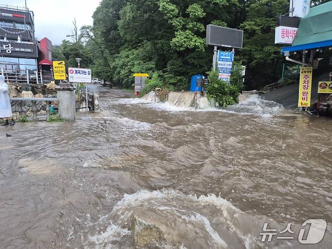 충남 공주 반포면 동학사 상가지역이 빗물이 들이차고 있다.(충남소방본부 제공) /뉴스1
