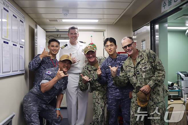 지난달 28일(현지시간) 미국 하와이 진주만-히캄 합동기지에서 개최된 환태평양훈련(RIMPAC) 함정공개의 날(Open Ship Day)에 방문객들이 대한민국해군의 최신예 이지스구축함 정조대왕함(DDG, 8200톤급)을 견학하고 있다. (해군 제공. 재판매 및 DB 금지) 2026.7.9 ⓒ 뉴스1