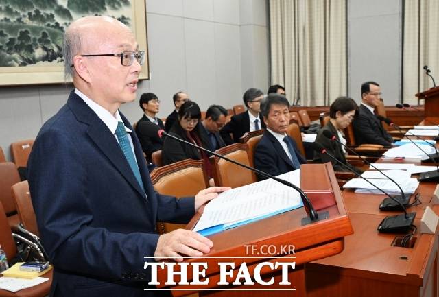 안창호 인권위원장의 거취를 둘러싼 국가인권위원회(인권위) 내부 반발이 간부급에 이어 평직원들로까지 확산하고 있다. 과장급 간부들의 보직 반납 선언에 이어 직원들의 사퇴 촉구 의견이 잇따르고 인권위 정상화를 위한 전 직원 긴급회의가 열리는 등 진통이 이어지고 있다. /배정한 기자