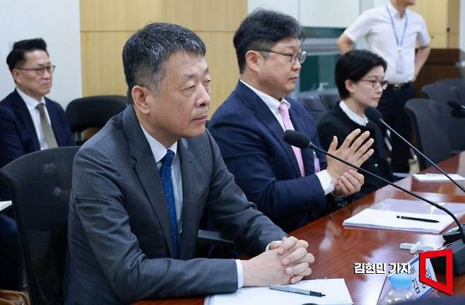김광일 MBK 부회장(왼쪽부터)과 김중현 메리츠화재 대표, 조주연 홈플러스 대표가 9일 국회 의원회관에서 열린 홈플러스 회생을 위한 MBK파트너스-메리츠 경영진 간담회에 참석하고 있다.