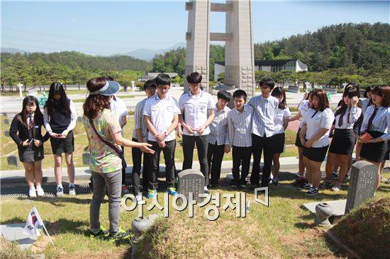 지난 13일광주첨단고등학교 역사동아리 ‘여명’과 민주인권평화동아리 ‘장애인권학생동아리’가 5.18 민주화 운동 기념 주간을 맞아 망월동 국립5.18 민주묘지를 찾아 민주, 인권, 평화의 공동체 정신을 통한 5.18 가치를 계승하고 살아있는 역사교육을 위해 참배 활동을 실시했다. 사진제공=광주광역시교육청