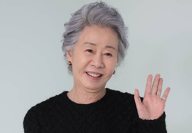 배우 윤여정이 지난 5월 서울 영등포구 퐁피두센터에서 열린 샤넬 쇼에 참석해 포즈를 취하고 있다. /뉴스1