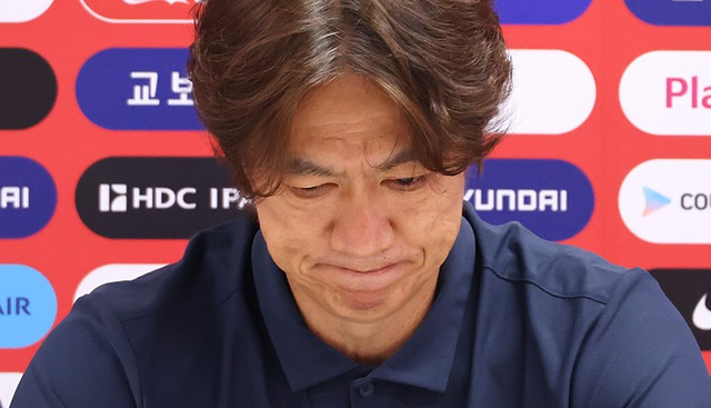 2026 북중미 월드컵에서 32강 진출에 실패한 한국축구국가대표팀의 홍명보 감독이 28일(현지시간) 멕시코 사포판 치바스 바예 베르데에서 기자회견을 하며 사퇴 의사를 밝히고 있다. [사포판(멕시코 할리스코주)=연합뉴스]
