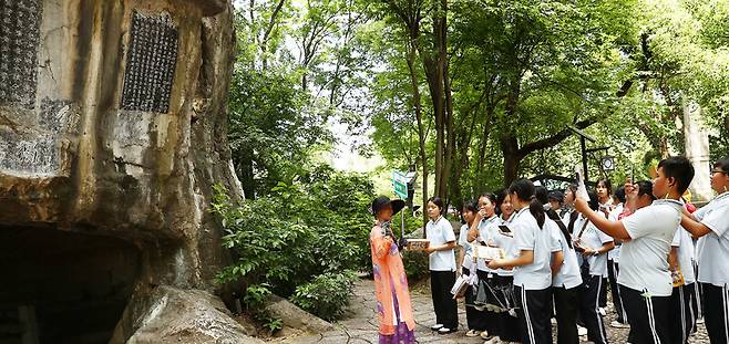 정강왕성 유적지를 구경하고 있는 중국 학생들. 박미향 선임기자