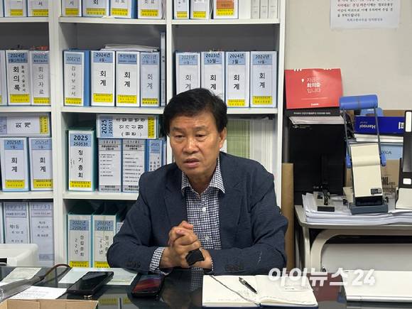 최인식 목화아파트 재건축정비사업 조합장이 지난 5월 22일 서울 영등포구 조합 사무실에서 재건축 사업 추진 계획과 단지 개발 방향을 설명하고 있다. [사진=김민지 기자]
