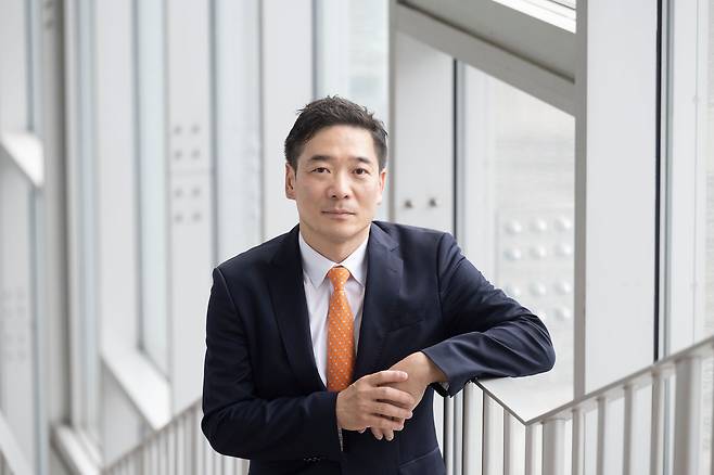 김우재 교수는 "환경오염의 상징이었던 폐플라스틱을 탄소중립 시대의 청정수소 자원으로 재정의했다는 점에서 의미가 크다"고 말했다. 사진 이화여대