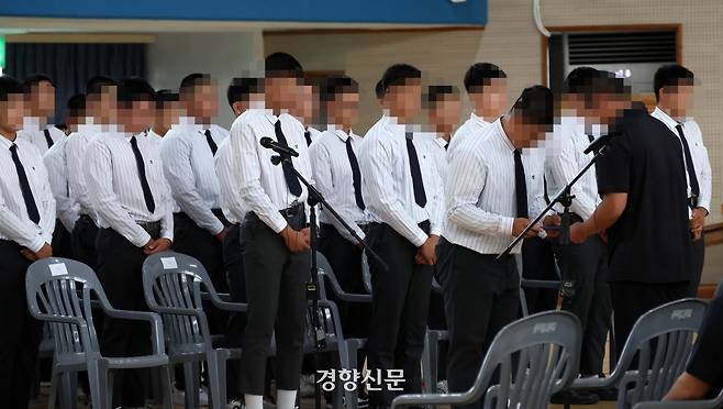 지역 비하 성격을 가진 응원 구호를 외쳐 논란을 일으킨 서울 배재고등학교 야구부 대표 선수가 6일 전남광주특별시 광주제일고등학교를 찾아 광주일고 야구부 대표 선수에게 사과문을 전달하고 있다. 강윤중 선임기자