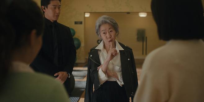 <성난 사람들> 시즌2의 박 회장(윤여정)이 애슐리(케일리 스페이니)의 입단속을 시키고 있다. 넷플릭스 제공