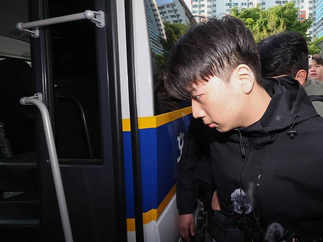 살인·살인미수 혐의를 받는 장윤기가 지난 5월14일 광주 서부경찰서 유치장에서 검찰로 송치되고 있다. 연합뉴스