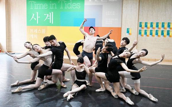 지난 8일 부산문화회관 다듬채에서 부산오페라하우스발레단이 ‘사계: Time in Tides’ 주요 장면을 선보이고 있다. 김성효 선임기자