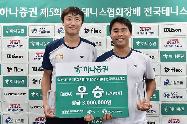김포시청의 (왼쪽부터)손지훈·정홍이 8일 강원도 양구군 테니스파크에서 열린 하나증권 제5회 대한테니스협회장배 일반부 남자 복식 결승에서 우승을 차지한 뒤 기념촬영을 하고 있다. 대한테니스협회 제공