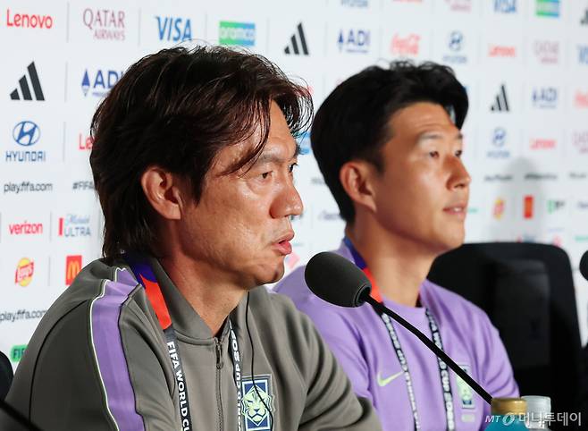 (과달라하라(멕시코)=뉴스1) 임세영 기자 = 홍명보 대한민국 축구국가대표팀 감독이 10일(현지시간) 멕시코 할리스코주 사포판 과달라하라 스타디움에서 2026 북중미 월드컵 A조 조별리그 1차전 대한민국과 체코의 경기를 하루 앞두고 열린 공식 기자회견에서 발언을 하고 있다. 오른쪽은 손흥민. 2026.6.11/뉴스1  Copyright (C) 뉴스1. All rights reserved. 무단 전재 및 재배포,  AI학습 이용 금지. /사진=(과달라하라(멕시코)=뉴스1) 임세영 기자
