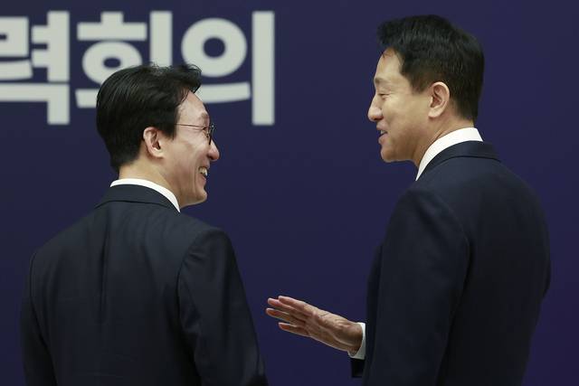 오세훈(오른쪽) 서울시장과 김민석 전 국무총리. 뉴시스