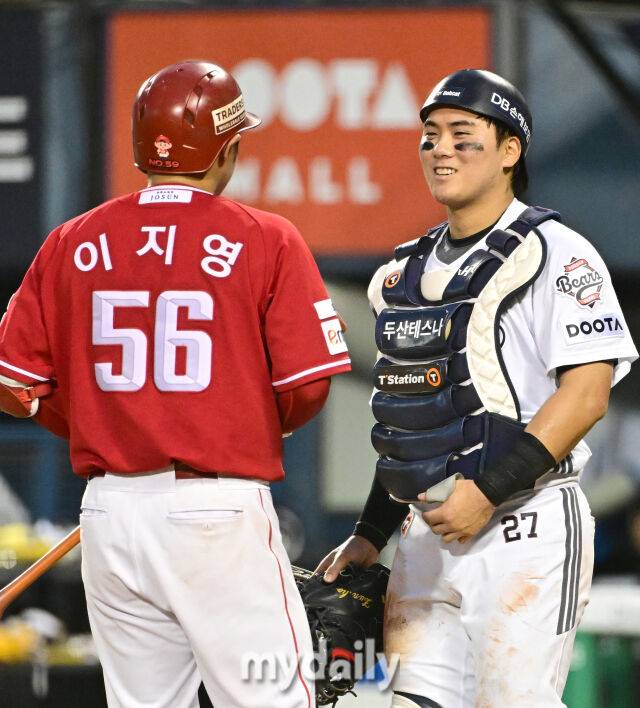 2026년 7월 8일 오후 서울 잠실구장에서 열린 '2026 신한 SOL KBO리그' SSG 랜더스와 두산 베어스의 경기. 두산 윤준호 포수가 5회초 2사 후 SSG 이지영 타석 때 파울 타구에 급소를 맞고 회복한 뒤 이지영과 이야기를 나누고 있다./유진형 기자