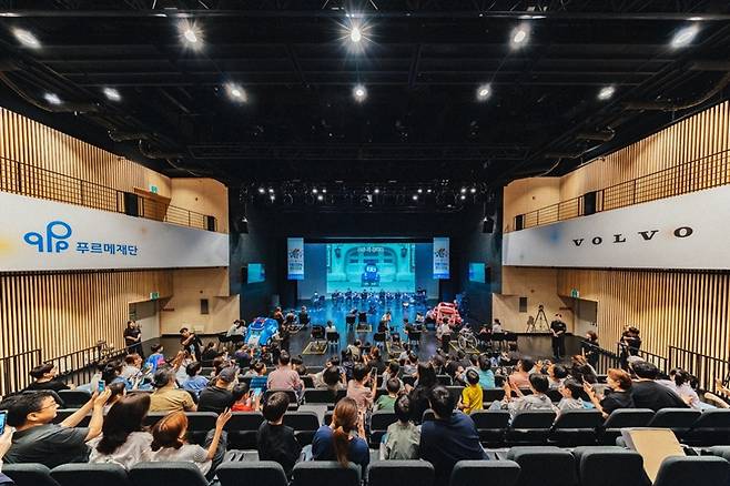 볼보자동차코리아가 8일 서울 서대문구 모두예술극장에서 푸르메재단과 장애 어린이 가족 초청 ‘로보카폴리 오케스트라’ 공연을 진행했다. [볼보자동차코리아 제공]