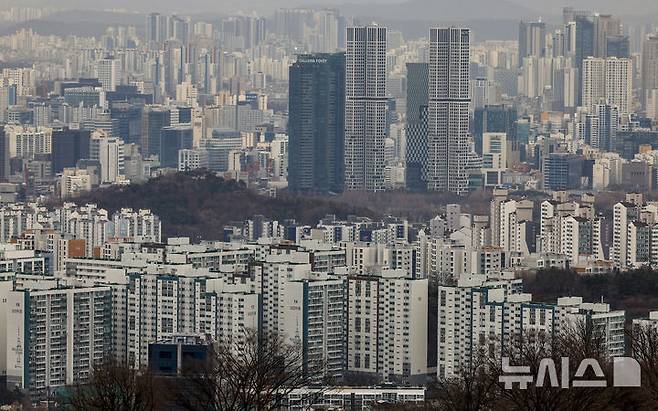 [서울=뉴시스] 정병혁 기자 = 24일 서울 중구 남산에서 서울시내 아파트가 보이고 있다. 2026.02.24. jhope@newsis.com