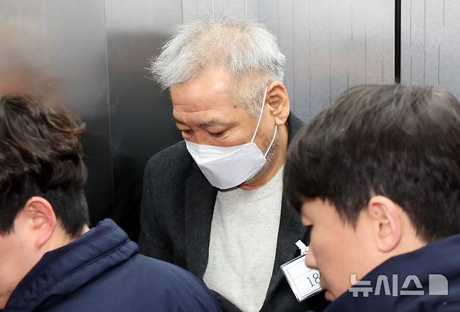 [서울=뉴시스] 조성우 기자 = 김건희 여사의 통일교 금품수수 의혹과 관련해 재판에 넘겨진 이른바 '건진법사' 전성배씨와 윤영호 전 통일교 세계본부장에게 대법원이 나란히 실형을 확정했다. 사진은 전씨가 지난 1월 19일 오전 서울 서초구 관봉권 띠지 분실 의혹을 수사하는 안권섭 상설특검팀 사무실에 참고인 신분으로 출석하는 모습. 2026.07.09. xconfind@newsis.com
