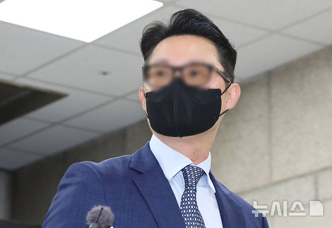[서울=뉴시스] 황준선 기자 = 건진법사 전성배씨를 통해 김건희 여사에게 고가 선물을 전달하고 통일교의 현안을 청탁한 의혹을 받는 윤영호 전 통일교 세계본부장이 지난해 7월 30일 오전 서울 서초구 서울중앙지법에서 열린 구속 전 피의자 심문(영장실질심사)에 출석하고 있다. 2026.07.09. hwang@newsis.com