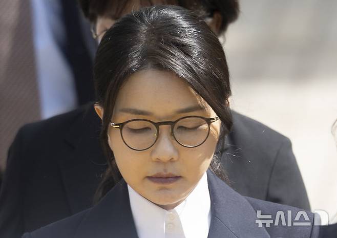 [서울=뉴시스] 김근수 기자 = 김건희 여사가 지난해 8월 29일 서울 서초구 서울중앙지법에서 열린 구속 전 피의자 심문(영장실질심사)을 마치고 나오고 있다. 2026.07.09. ks@newsis.com