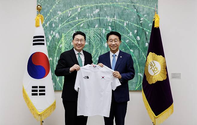 이상현 AG 선수단장(사진 왼쪽)이 조정식 국회의장을 만나  태극마크가 새겨진 선수복을 전달한 후 기념촬영을 하고있다. 대한체육회 제공