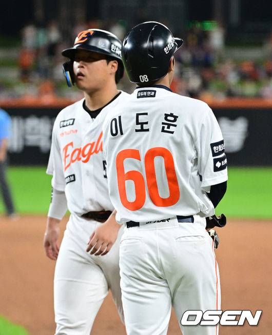 강백호의 대주자로 1군 그라운드를 처음 밟은 이도훈