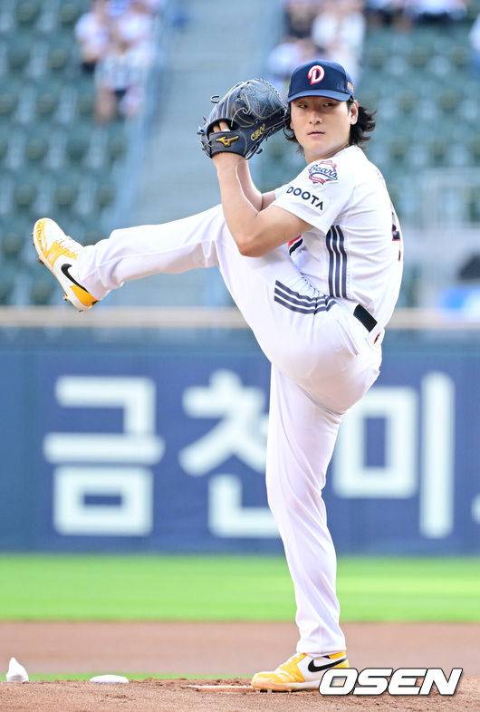 [OSEN=잠실, 최규한 기자] 8일 서울 잠실야구장에서 ‘2026 신한 SOL Bank KBO리그’ 두산 베어스와 SSG 랜더스의 경기가 열렸다.홈팀 두산은 곽빈, 방문팀 SSG는 전영준을 선발로 내세웠다.1회초 두산 선발 곽빈이 힘차게 공을 뿌리고 있다. 2026.07.08 / dreamer@osen.co.kr