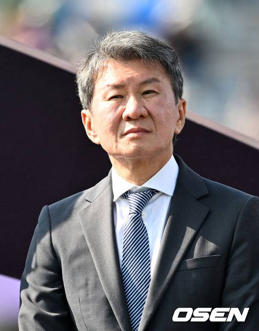 [OSEN=수원, 이대선 기자] 우승컵도, 100만 달러(약 15억 원) 우승 상금도 북한 내고향여자축구단 차지가 됐다. 논란 속 한국에서 열린 결승전에서 내고향은 일본 도쿄 베르디 벨레자를 꺾고 아시아 정상에 올랐다. 경기장 분위기 역시 마지막까지 씁쓸함을 남겼다.내고향은 23일 오후 수원종합운동장에서 열린 2025-2026 아시아축구연맹(AFC) 여자 챔피언스리그(AWCL) 결승전에서 도쿄 베르디를 1-0으로 꺾고 우승을 차지했다. 이날 공식 관중은 2670명이었다.경기 종료 후 정몽규 대한축구협회 회장이 시상식에 참석하고 있다. 2026.05.23 /sunday@osen.co.kr