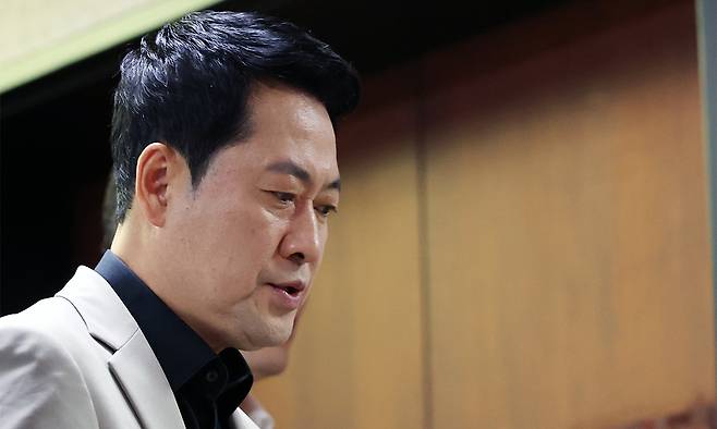 장동혁 국민의힘 대표가 9일 서울 여의도 국회에서 열린 최고위원회의에 참석하고 있다. 뉴스1
