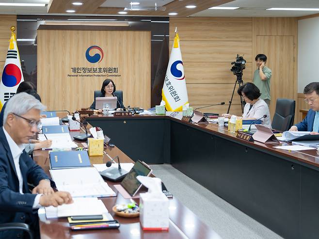 송경희(가운데) 개인정보보호위원장이 지난 8일 정부서울청사에서 열린 제13회 전체회의에서 안건을 보고 있다. 사진 제공=개인정보위