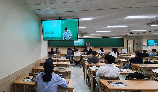 서울 강남구의 한 경매 학원에서 입찰 방법을 공부하려는 학생들이 수업을 듣고 있다. 동아DB
