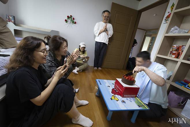 색동원에서 생활하다 자립하게 된 하정호씨(가명)가 6월22일 자립주택에 입주하면서 색동원 공대위 활동가들과 집들이를 하고 있다. ⓒ시사IN 이명익