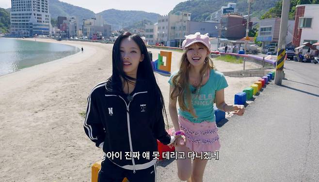 거제 출신인 리센느 원이(왼쪽)는 유튜브 영상에서 ‘서울과 다르지 않은’ 거제의 풍경을 자랑한다.ⓒ<안녕하세요 원이입니다 잘부탁드립니다> 유튜브 갈무리