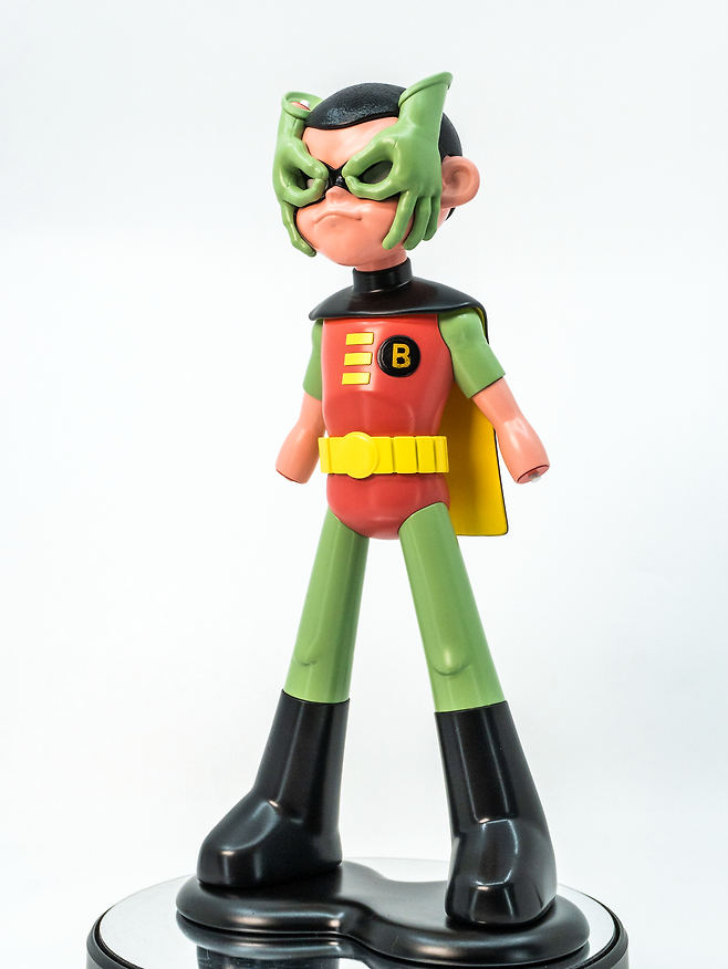 투명_I‘m not a sidekick! C&M 28x14.9cm, SLA레진,acrylic paint, 2026