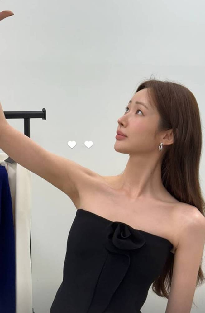 Actress Cha Jung-won showed off her sophisticated figure by sharing a photo of herself wearing a black tube top dress on her social media. Cha Jung-won perfectly pulled off the minimalist design of the dress, captivating attention with her delicate shoulder line and elegant aura.