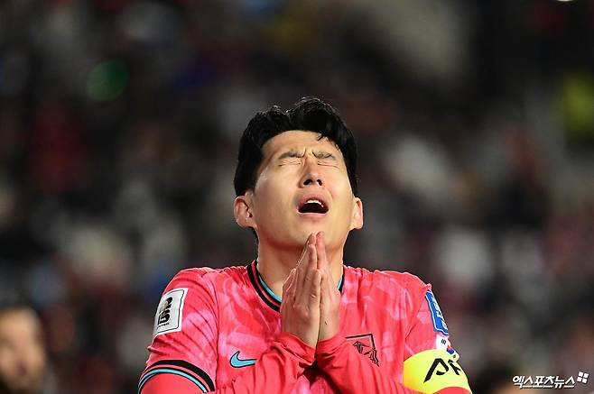 대한축구협회 난맥상을 짚기 위한 국회 청문회에 손흥민, 황희찬 등 현역 해외파 선수 두 명이 참고인으로 이름을 올려 논란이 예상된다. 2026 북중미 월드컵에서 참패한 한국 축구대표팀의 실상 및 홍명보 전 대표팀 감독과 일부 선수들 사이에 불화설이 있었다는 주장의 진상 파악용으로 보이지만 리그 경기를 뛰어야 하거나, 새 시즌을 준비해야 하는 선수들 부르는 것은 무리수라는 반응이 나오고 있다.&nbsp;선수들이 생업인 소속팀 경기 출전 혹은 프리시즌 준비를 해야한다는 점은, 비록 참고인이라고는 하지만&nbsp;청문회&nbsp;참석을 불투명하게 하는 이유다. 특히 손흥민은 18일 LA 갤럭시전을 뛰어야 하기 때문에 청문회 참석이 현실적으로 불가능하다. 엑스포츠뉴스DB
