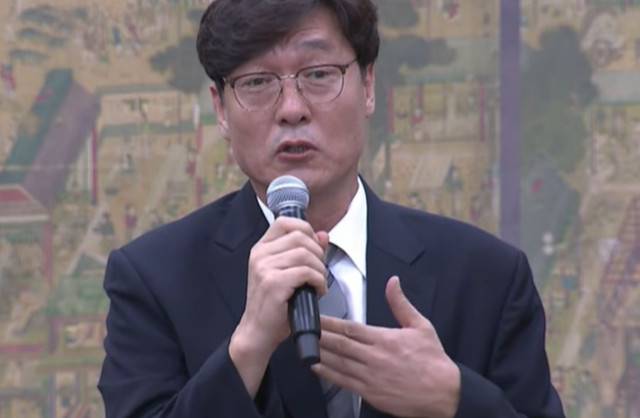 국회 문화체육관광위원회는 9일 전체 회의를 열어 대한축구협회&nbsp;청문회를 22일에 개최하기로 했다. 문체위는 이날 '대한축구협회&nbsp;현안 관련&nbsp;청문회&nbsp;실시계획서 채택의 건' 등을 의결하고 이같이 결정했다. 이날 회의에서 청문회에 부를 13명의 증인과 참고인 10명의 명단도 확정됐다. 증인에&nbsp;정몽규&nbsp;축구협회장과 홍명보 전 대표팀 감독, 이임생 전 협회 기술총괄이사, 이용수&nbsp;축구협회&nbsp;부회장, 정해성 전 국가대표 전력강화위원장, 김승희&nbsp;축구협회&nbsp;전무이사, 최영일·박항서 전&nbsp;축구협회&nbsp;부회장 등이 채택됐다. 연합뉴스