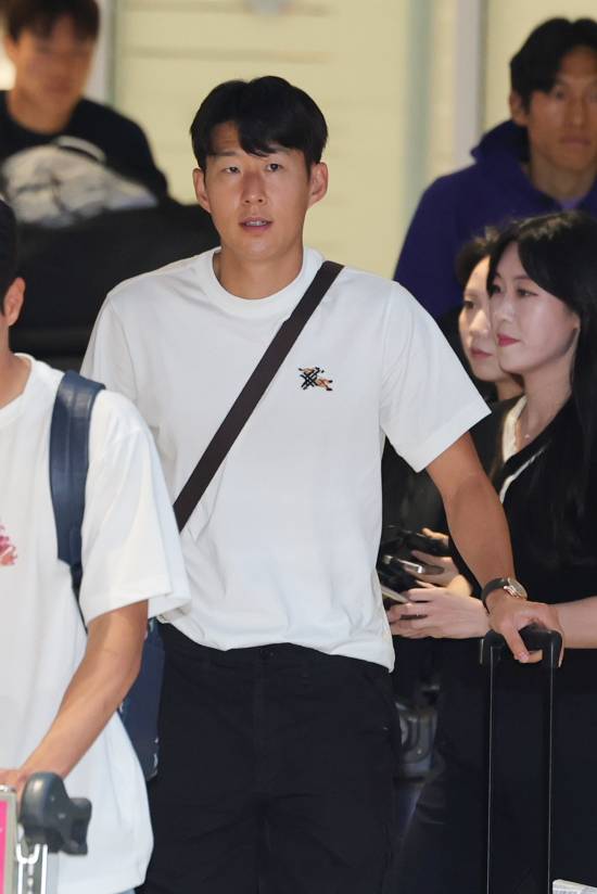 대한축구협회 난맥상을 짚기 위한 국회 청문회에 손흥민, 황희찬 등 현역 해외파 선수 두 명이 참고인으로 이름을 올려 논란이 예상된다. 2026 북중미 월드컵에서 참패한 한국 축구대표팀의 실상 및 홍명보 전 대표팀 감독과 일부 선수들 사이에 불화설이 있었다는 주장의 진상 파악용으로 보이지만 리그 경기를 뛰어야 하거나, 새 시즌을 준비해야 하는 선수들 부르는 것은 무리수라는 반응이 나오고 있다.&nbsp;선수들이 생업인 소속팀 경기 출전 혹은 프리시즌 준비를 해야한다는 점은, 비록 참고인이라고는 하지만&nbsp;청문회&nbsp;참석을 불투명하게 하는 이유다. 특히 손흥민은 18일 LA 갤럭시전을 뛰어야 하기 때문에 청문회 참석이 현실적으로 불가능하다. 연합뉴스