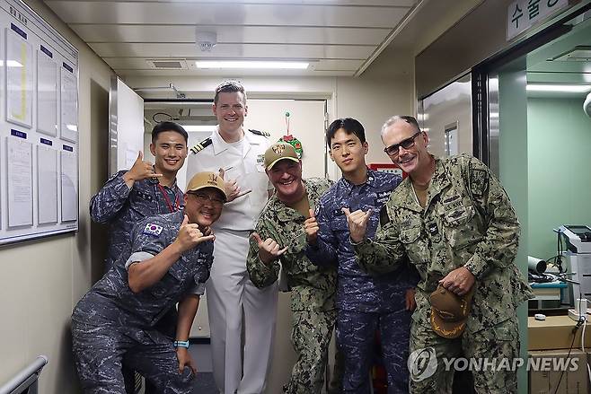 함정공개의 날 (서울=연합뉴스) 지난달 28일(현지시간) 진주만-히캄 합동기지에서 열린 환태평양훈련(RIMPAC) 함정공개의 날에 방문객들이 대한민국해군의 최신예 이지스구축함 정조대왕함(DDG, 8,200톤급)을 견학하고 있다. 2026.7.9 [대한민국 해군 제공. 재판매 및 DB 금지] photo@yna.co.kr