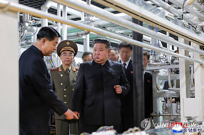 새 핵물질 생산공장 시찰하는 김정은 (평양 조선중앙통신=연합뉴스) 김정은 북한 국무위원장이 지난 6월3일 새로 가동한 핵물질 생산공장을 둘러보고 있다. 가운데는 강경호 핵무기연구소 부소장. 2026.6.4 
    [국내에서만 사용가능. 재배포 금지. For Use Only in the Republic of Korea. No Redistribution] kphoto@yna.co.kr