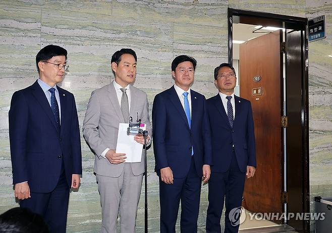 형사소송법 개정안 제출한 민주당 (서울=연합뉴스) 이동해 기자 = 더불어민주당 형사소송법 개정 태스크포스 소속 이해식·김한규·박상혁·김승원 의원이 9일 국회 의안과에 형사소송법 일부개정법률안을 제출한 뒤 취재진 질문에 답하고 있다. 2026.7.9 [공동취재] eastsea@yna.co.kr