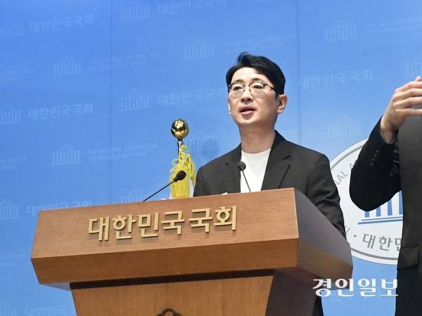 주진우 의원은 국회 소통관에서 기자회견을 열어 “(부산시장 선거에서) 정이한 후보가 자작극을 경찰에서 자백하고도 몇 주간 선거운동을 하며 끝까지 완주해 박형준 후보가 낙선했다”고 주장했다. 2026.7.10 /김우성기자 wskim@kyeongin.com