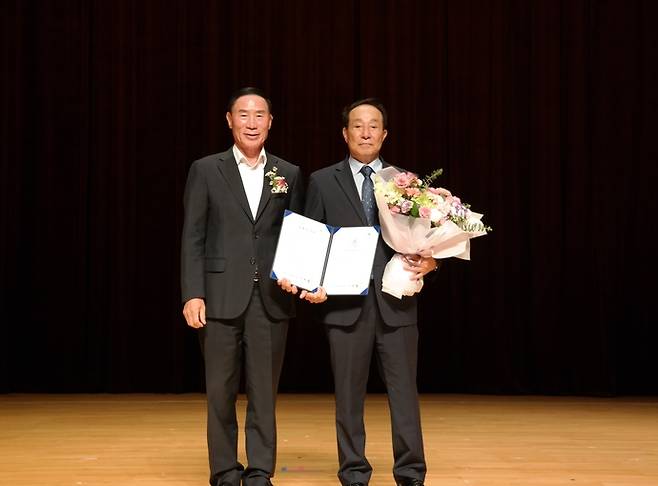 정구홍(사진 오른쪽) 경기도복싱협회장이 10일 용인시청서 열린 취임식서 이원성 경기도체육회장으로부터 인준패를 전달받은 뒤 기념촬영을 하고 있다. 사진=경기도복싱협회