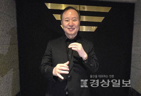 ▲ 박혁 성모요양병원장이 공연이 끝난 후 울산문화예술회관 공연장 밖에서 기념사진을 촬영하고 있다.