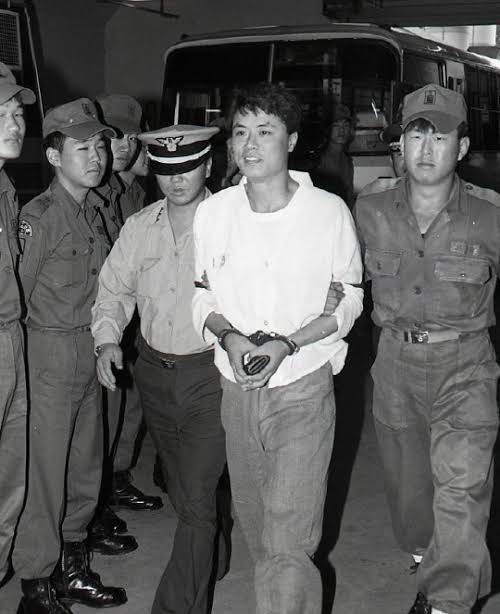 김기설씨 유서 대필 및 자살 방조 혐의로 구속된 강기훈씨(당시 27세)가 1991년 10월 23일 공판이 열리는 법정으로 걸어가고 있다. 경향신문 자료사진
