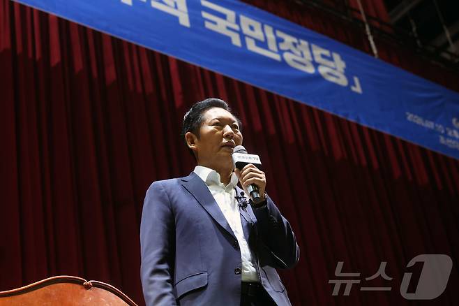 정청래 더불어민주당 전 대표가 10일 오후 전남광주통합특별시 동구 조선대학교 해오름관에서 '국민이 지킨 나라, 민주적 국민정당'을 주제로 특별 강연을 하고 있다. 2026.7.10 ⓒ 뉴스1 조수민 기자