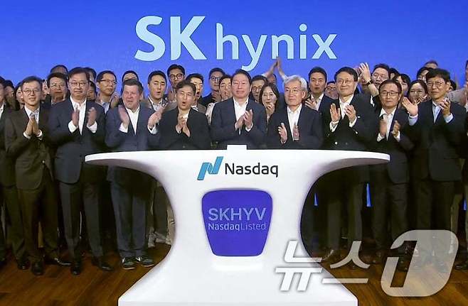 최태원 SK그룹 회장, 곽노정 SK하이닉스 대표이사를 비롯한 임직원들이 10일 미국 뉴욕 나스닥 타워에서 주식예탁증서(ADR) 나스닥 시장 상장 세리머니를 하고 있다. (SK하이닉스 유튜브 캡쳐) 2026.7.10/뉴스1