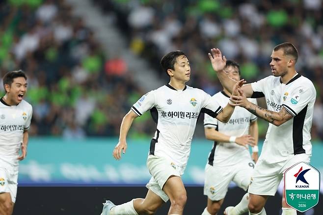 전북전 득점 후 기뻐하는 송준석. 제공 | 한국프로축연맹