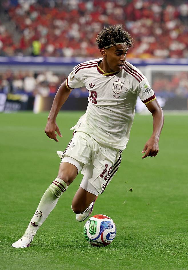 ARLINGTON, TEXAS - JULY 06: Lamine Yamal #19 of Spain runs with the ball during the FIFA World Cup 2026 Round Of 16 match between Portugal and Spain at Dallas Stadium on July 06, 2026 in Arlington, Texas.   Lars Baron/Getty Images/AFP (Photo by Lars Baron / GETTY IMAGES NORTH AMERICA / Getty Images via AFP)<저작권자(c) 연합뉴스, 무단 전재-재배포, AI 학습 및 활용 금지>